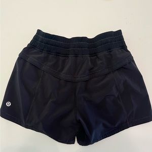 LULULEMON - BLACK SHORTS SIZE 2